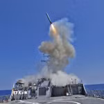 Tên lửa hành trình Tomahawk được phóng từ tàu khu trục USS Barry của Mỹ trên Địa Trung Hải. (Ảnh: AFP/TTXVN)