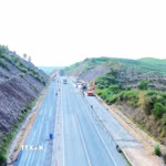 Phương tiện thi công mở rộng cao tốc Cam Lộ-La Sơn, đoạn qua thành phố Huế. (Ảnh: Nguyên Lý/TTXVN)