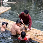 Ngư dân quăng chài đánh cá tại suối Khoang Lở. (Ảnh: Thanh Hải/TTXVN)