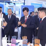 Ông Nguyễn Duy Ngọc và Đoàn công tác tham quan khu trưng bày, nghe giới thiệu về quá trình hình thành, phát triển của Trung Quan Thôn và một số thành tựu nổi bật trong lĩnh vực khoa học, công nghệ, đổi mới sáng tạo của Bắc Kinh. (Ảnh: TTXVN phát)