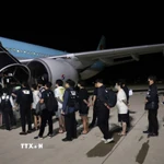 Các công dân Hàn Quốc liên quan hoạt động lừa đảo sử dụng công nghệ được bàn giao tại sân bay quốc tế ở thủ đô Phnom Penh, Vương quốc Campuchia, tối 17/10/2025. (Ảnh: AKP/TTXVN phát)