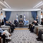 Tổng thống Israel Isaac Herzog và Đệ nhất phu nhân Michal Herzog đã tiếp đón một số nhân chứng Holocaust và gia đình họ tại Phủ Tổng thống ở Jerusalem. (Ảnh: TTXVN phát)