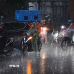 Mưa giông diện rộng tại một số địa phương giúp giải toả bầu không khí oi nóng. (Ảnh: Minh Quyết/TTXVN)