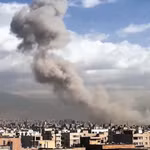 Khói bốc lên sau vụ không kích của lực lượng Mỹ-Israel nhằm vào thủ đô Tehran, Iran. (Ảnh: ANI/TTXVN)
