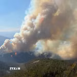 Khói bốc lên từ đám cháy rừng tại British Columbia, Canada. (Ảnh: THX/TTXVN phát)