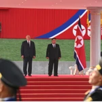 Nhà lãnh đạo Triều Tiên Kim Jong Un và Tổng thống Belarus Aleksandr Lukashenko. (Ảnh: Reuters)