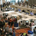 Hành khách xếp hàng tại quầy làm thủ tục ở sân bay Changi, Singapore. (Ảnh: THX/TTXVN)