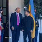 Tổng thống Mỹ Donald Trump (giữa, trái) đón Tổng thống Ukraine Volodymyr Zelensky (giữa, phải) tại Nhà Trắng ở Washington, D.C., ngày 17/10/2025. (Ảnh: THX/TTXVN phát)