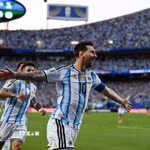 Tiền đạo Lionel Messi ăn mừng sau khi ghi bàn thắng mở tỷ số cho đội tuyển Argentina ở phút 17 trong trận gặp Algeria. (Ảnh: AFP/TTXVN)