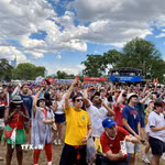 Cổ động viên Mỹ tại FIFA Fan Festival tại Lemon Hill (Philadelphia) ăn mừng chiến thắng 2-0 trước Australia. (Ảnh: Ngọc Quang/TTXVN)