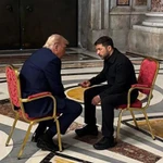 Tổng thống Mỹ Donald Trump trao đổi với Tổng thống Ukraine Volodymyr Zelensky (Ảnh: Văn phòng Tổng thống Ukraine/AFP)
