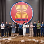 Trưởng Phái đoàn đại diện thường trực Việt Nam tại ASEAN, Đại sứ Tôn Thị Ngọc Hương chụp ảnh lưu niệm cùng các đại biểu tham gia sự kiện. (Ảnh: Minh Thái/TTXVN)