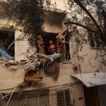 Tòa nhà bị hư hại sau một vụ tấn công tại Tel Aviv, Israel, ngày 8/3/2026. (Ảnh: THX/TTXVN)