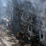 Hiện trường vụ cháy trung tâm thương mại ở Karachi, Pakistan, ngày 19/1/2026. (Ảnh: THX/TTXVN)