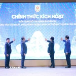 Phó Thủ tướng Hồ Quốc Dũng và Bộ trưởng Bộ Tư pháp Nguyễn Hải Ninh cùng các đại biểu thực hiện nghi thức kích hoạt nền tảng số thi hành án dân sự và Trung tâm giám sát, điều hành thông minh hệ thống thi hành án dân sự. (Ảnh: Phạm Kiên/TTXVN)