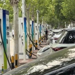 Các vị trí đỗ xe sạc điện trong bãi đỗ xe ở Bắc Kinh phải được bố trí theo khu, số lượng chỗ đỗ xe trong mỗi khu không được vượt quá 50 xe. (Ảnh: Công Tuyên/TTXVN)