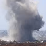 Khói bốc lên sau cuộc không kích của Israel xuống Dải Gaza. (Ảnh: THX/TTXVN)