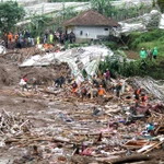 Lực lượng cứu hộ làm nhiệm vụ tại hiện trường vụ lở đất ở huyện Cisarua, Tây Bandung, Indonesia ngày 24/1/2026. (Ảnh: THX/TTXVN)