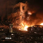 Hiện trường trúng tên lửa đạn đạo Iran tại Tel Aviv, Israel ngày 1/3/2026. (Ảnh: THX/TTXVN)