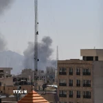 Khói bốc lên tại Tehran, Iran ngày 1/3/2026. (Ảnh: THX/TTXVN)