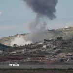 Khói bốc lên sau cuộc không kích của Israel xuống miền Nam Liban ngày 22/3/2025. (Ảnh: THX/TTXVN)