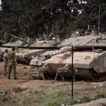 Binh sỹ và xe quân sự Israel triển khai gần biên giới với Liban. (Ảnh: THX/TTXVN)