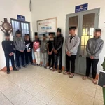 Lực lượng chức năng tỉnh Đắk Lắk xử lý nhóm học sinh tụ tập hỗn chiến. (Ảnh: Công an cung cấp)