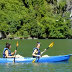 Du khách trải nghiệm chèo thuyền kayak, thuyền tay trên vịnh Hạ Long. (Ảnh: Thanh Vân/TTXVN)
