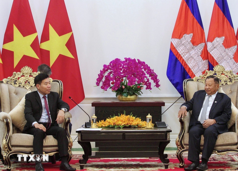 Phó Chủ tịch CPP Say Chhum (phải) tiếp Ủy viên Trung ương Đảng, Thứ trưởng Bộ Ngoại giao Việt Nam Nguyễn Mạnh Cường tới chào xã giao. (Ảnh: Quang Anh/ TTXVN)