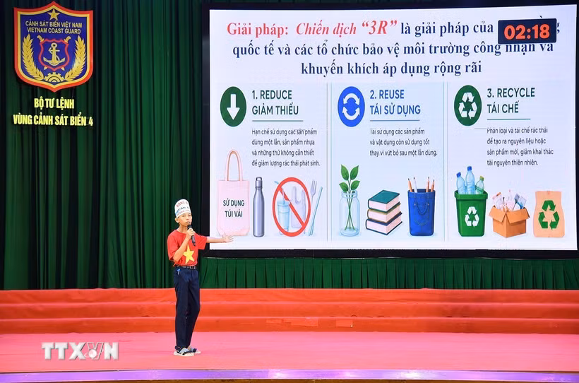 Các đội chuẩn bị kỹ lưỡng cho các tiết mục dự thi. (Ảnh: Ánh Tuyết/TTXVN)