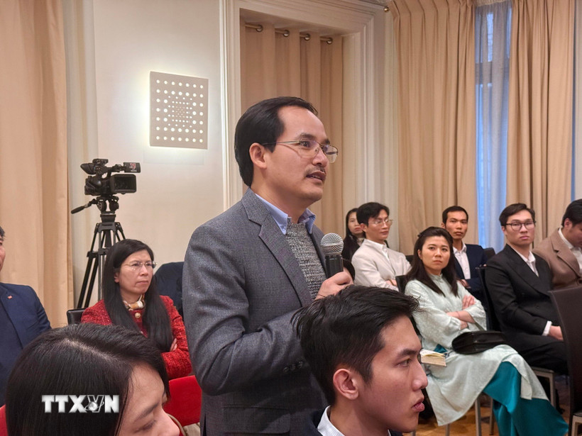 Ông Lê Văn Tranh, Nghiên cứu sinh Tiến sỹ luật học tại Đại học Paris Panthéon-Assas (Pháp), phát biểu tại Hội thảo khoa học với chủ đề “Vai trò của trí thức Việt Nam tại Pháp trong phát triển khoa học-công nghệ, đổi mới sáng tạo và chuyển đổi số tại Việt Nam,” do Đại sứ quán Việt Nam tại Pháp tổ chức. (Ảnh: Hữu Chiến/TTXVN)