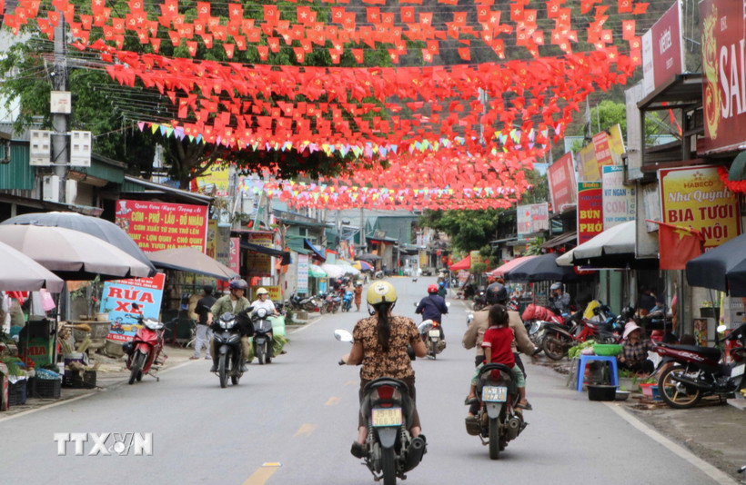 Nhiều tuyến đường ở trung tâm xã, các bản tại Pa Tần, cờ Đảng, cờ Tổ quốc đỏ thắm. (Ảnh: Nguyễn Oanh/TTXVN)