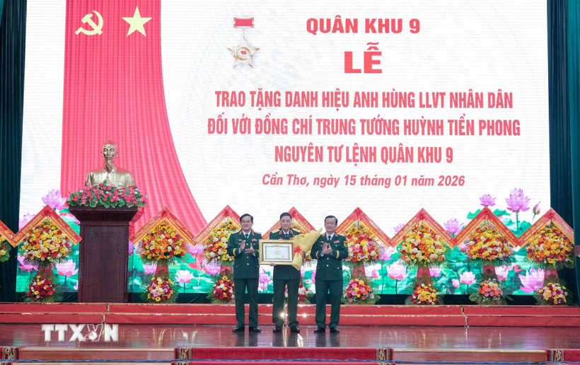 Trung tướng Hồ Văn Thái, Bí thư Đảng ủy, Chính ủy Quân khu 9; Trung tướng Nguyễn Xuân Dắt, Tư lệnh Quân khu 9 trao danh hiệu Anh hùng Lực lượng Vũ trang Nhân dân cho Trung tướng Huỳnh Tiền Phong, nguyên Tư lệnh Quân khu 9. (Ảnh: Thanh Liêm/TTXVN)