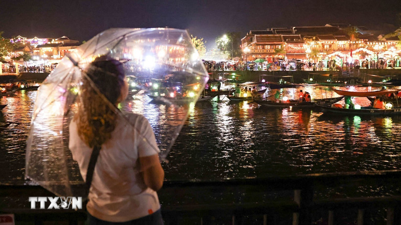 https://media.vietnamplus.vn/images/8af57ff5e5c081626f28db5ce8401ffd07a886a2454d4ba7d12ea9ff4e81c0116419c07e99b9135597a2246a76e10f77e6508e2a1a5c9aaaa17842ab40d8372bac71b4d191e7f83f1febfab5af5f2e178190b9c865361264a9837787e2333706/ttxvn-pho-co-hoi-an-noi-thoi-gian-va-hoai-niem-giao-hoa-8111855-2.jpg.a