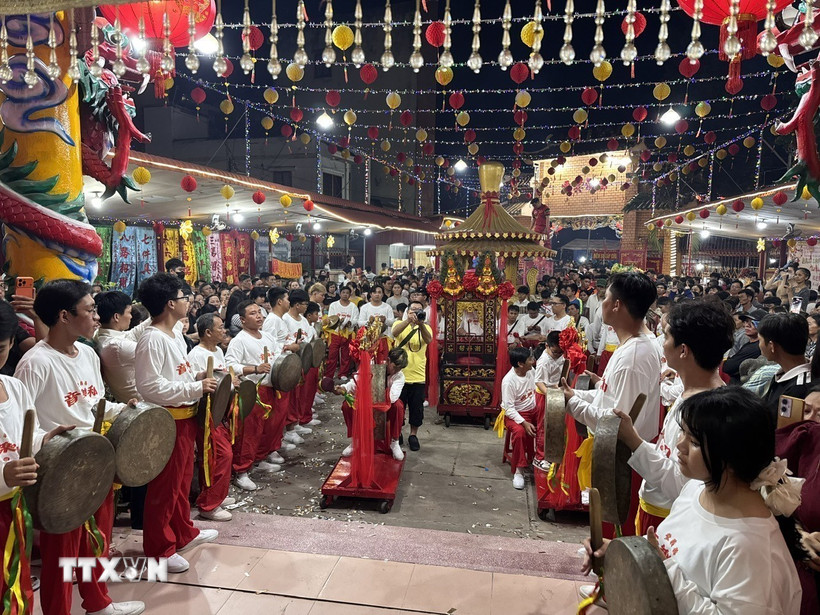 Hàng nghìn người dân và du khách tập trung tại Miếu Bà Thiên Hậu để dâng lễ, cầu an và xin tro đầu năm. (Ảnh: Huyền Trang/TTXVN)