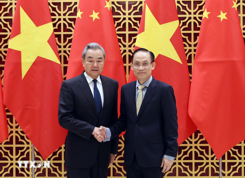 Bộ trưởng Bộ Ngoại giao Lê Hoài Trung đón Bộ trưởng Bộ Ngoại giao Trung Quốc Vương Nghị. (Ảnh: An Đăng/TTXVN)