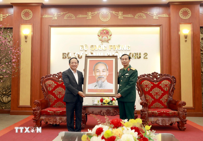 Đồng chí Trịnh Văn Quyết, Ủy viên Bộ Chính trị, Bí thư Trung ương Đảng, Trưởng Ban Tuyên giáo và Dân vận Trung ương tặng tranh Chủ tịch Hồ Chí Minh cho Quân khu 2. (Ảnh: Hoàng Hùng/TTXVN)