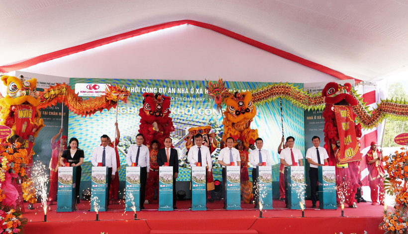 Các đại biểu thực hiện nghi thức khởi công dự án. (Ảnh: Nguyên Lý/TTXVN.)