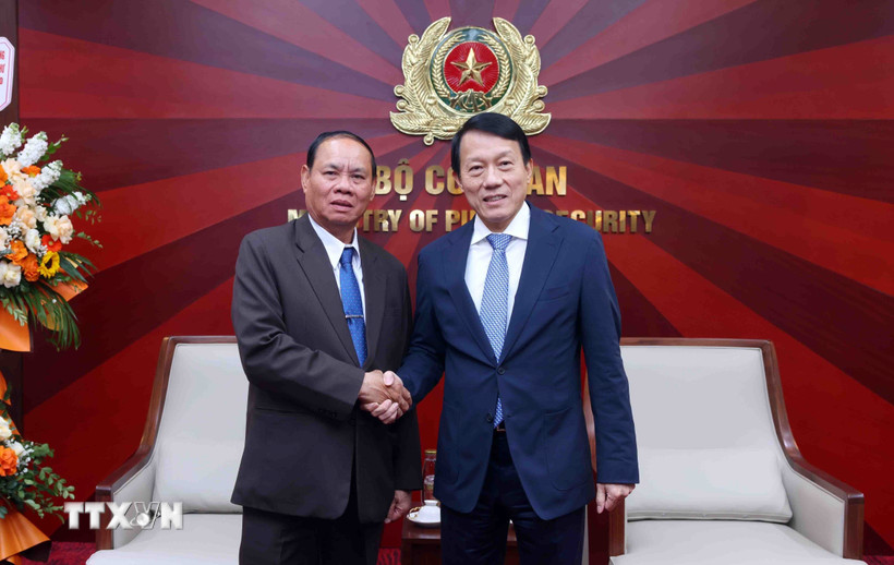 Đại tướng Lương Tam Quang, Bộ trưởng Bộ Công an Việt Nam với Thường trực Ban Bí thư Trung ương Đảng Nhân dân Cách mạng Lào Vilay Lakhamphong. (Ảnh: Phạm Kiên/TTXVN)