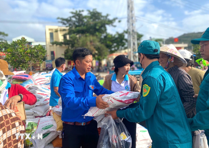 Những gian hàng tại Chợ phiên Cù Lao Xanh đã góp phần cung cấp kịp thời nhu yếu phẩm cho người dân xã đảo Nhơn Châu đón Tết. (Ảnh: Quang Thái/TTXVN)