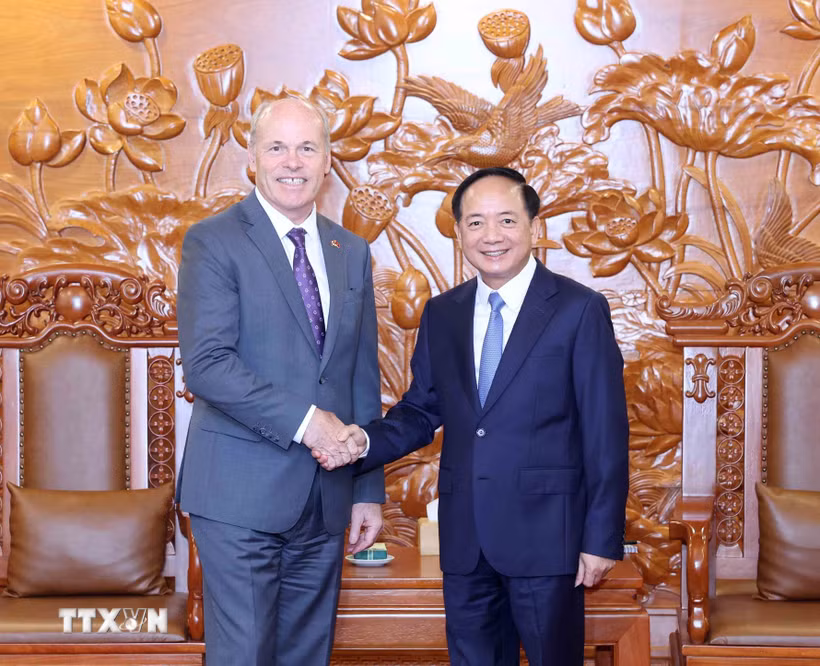 Trưởng Ban Tuyên giáo và Dân vận Trung ương Trịnh Văn Quyết tiếp Đại sứ Canada tại Việt Nam Jim Nickel. (Ảnh: Phương Hoa/TTXVN)
