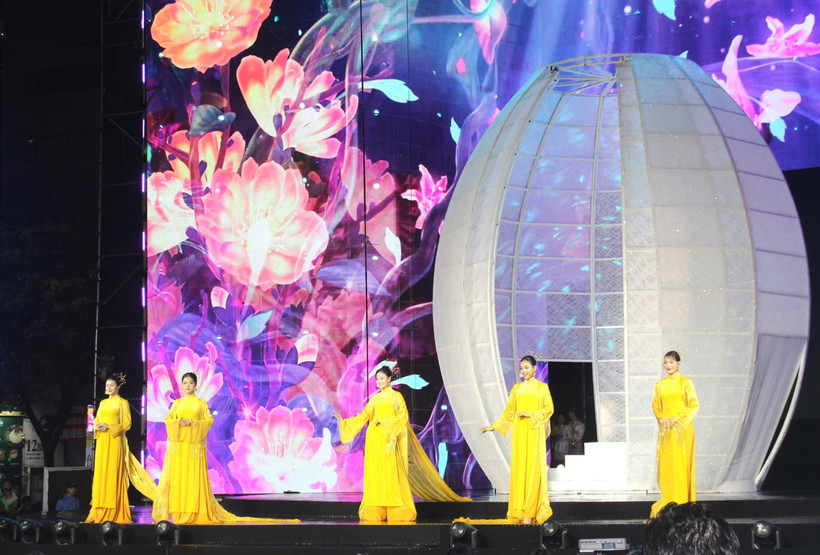 Bộ sưu tập “Thành phố vươn mình” trình diễn tại Lễ hội. (Ảnh: Mỹ Phương/TTXVN)