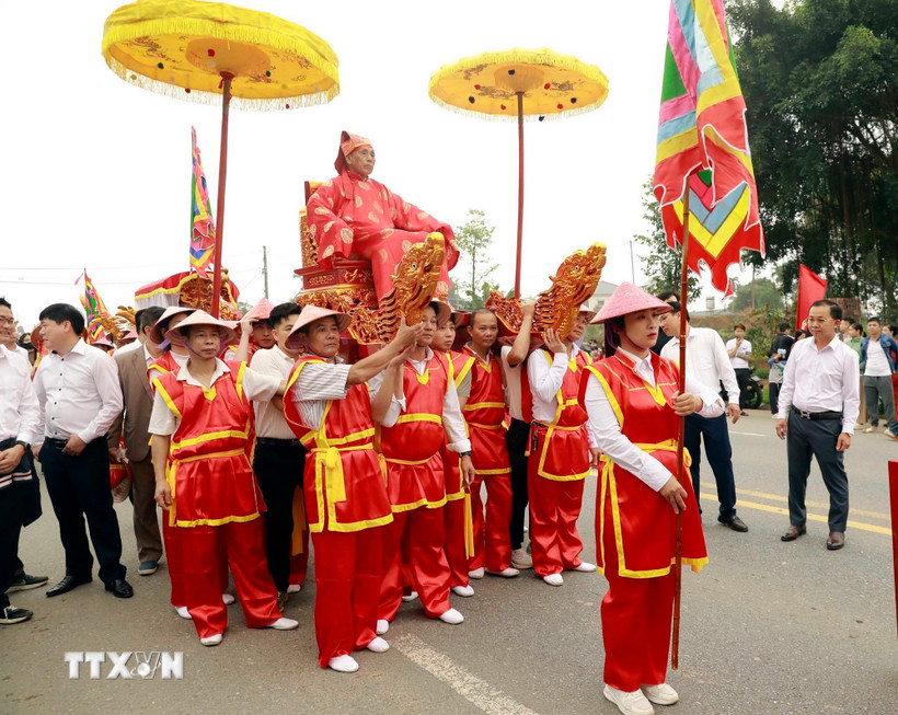 Nghi thức rước Ông Khiu, Bà Khiu. (Ảnh: Hoàng Hùng/TTXVN)