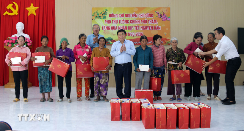 Phó Thủ tướng Chính phủ Nguyễn Chí Dũng tặng quà Tết cho đồng bào Raglai tại xã Anh Dũng. (Ảnh: Công Thử/TTXVN)