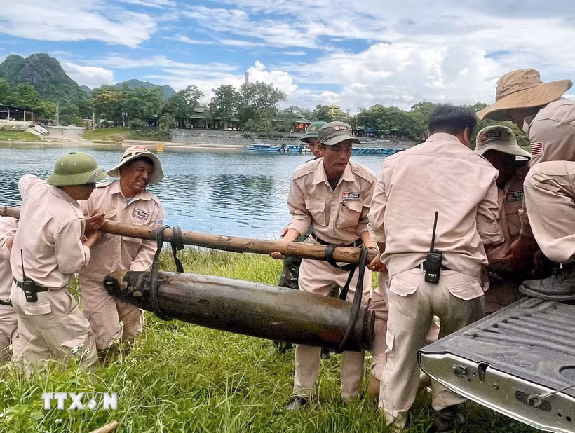 Đội xử lý bom mìn của MAG xử lý an toàn quả bom để vận chuyển đi tiêu hủy. (Ảnh: TTXVN phát)