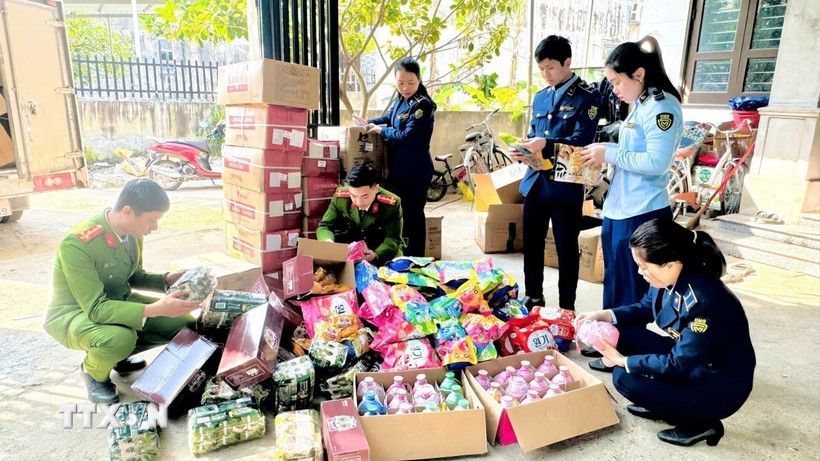 Các lực lượng chức năng kiểm tra nguồn gốc hàng hóa của hộ kinh doanh H.H. (Ảnh: TTXVN phát)