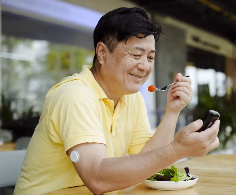 Đơn giản việc theo dõi đường huyết liên tục, không cần trích máu ngón tay với công nghệ iCGM.