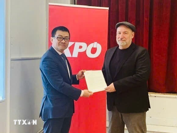 Đại sứ Vũ Lê Thái Hoàng đã gặp và trao Thư cảm ơn của Ban Chấp hành Trung ương Đảng Cộng sản Việt Nam tới tay đồng chí Günther Hopfgartner, Chủ tịch KPÖ. (Ảnh: TTXVN phát)