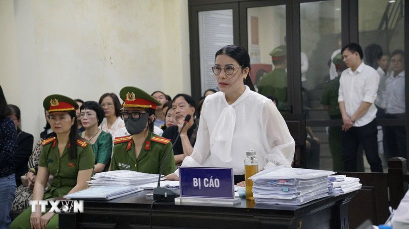 Bị cáo Nguyễn Thị Bình (cựu Hiệu trưởng trường THCS Ba Đình, Hà Nội) trình bày tại phiên tòa. (Ảnh: Kim Anh/TTXVN)