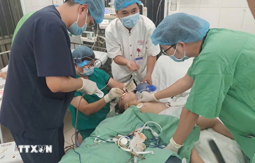 Kịp thời cứu sống bệnh nhi mắc hạt hướng dương đường thở. (Ảnh: TTXVN phát)